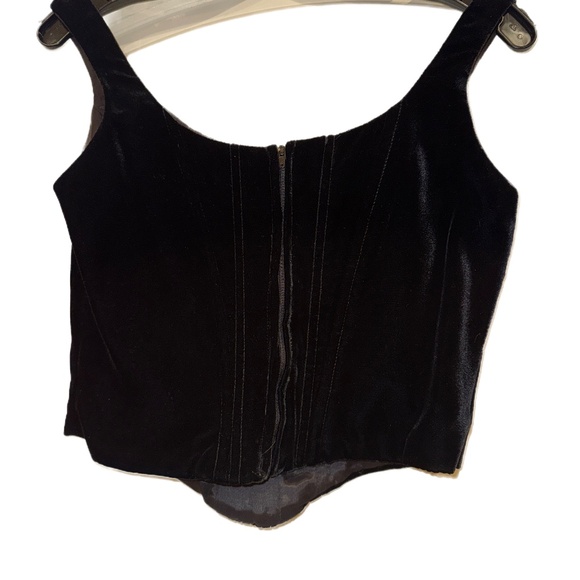 Black velvet cropped fitted elegant sleeveless top. Size 6 - Picture 2 of 5